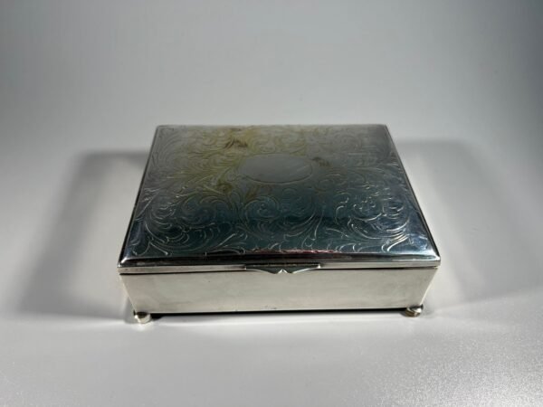 Dėžutė cigaretėms, cigarams antikvarinė sidabruota. Kaina 28