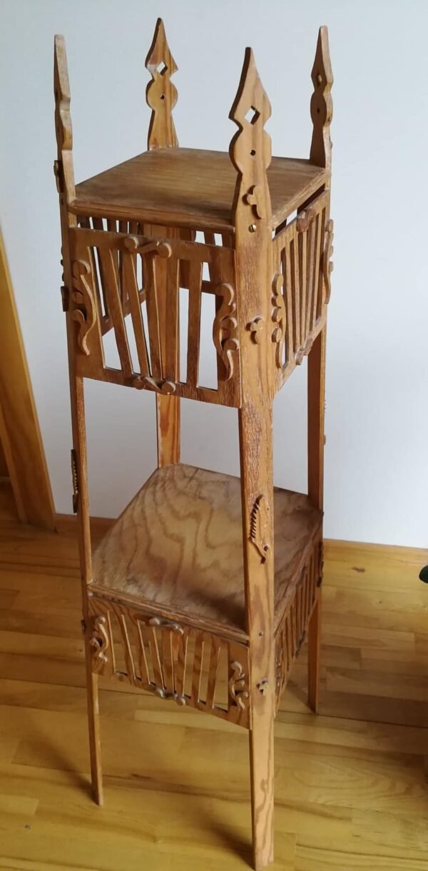 Stovelis drožinėtas, antikvarinis, staliukas. Tvirtas. Kaina 52