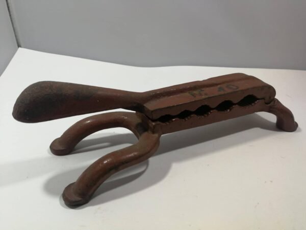 Antikvarinis medicininių butelių kamščių užspaudėjas. Ketaus, špižinis. Kaina 48