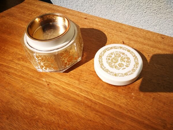 Dėžutė muzikinė veikianti, tarybinių laikų. Kaina 27