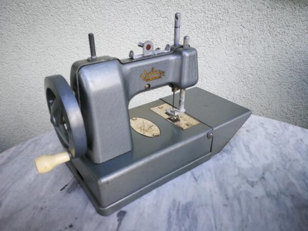 Siuvimo mašinėlė vaikiška, vintažinė, metalinė, angliška. Kaina 28