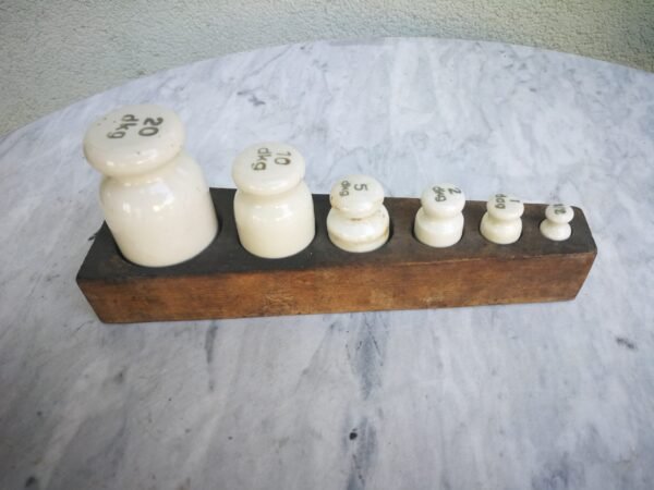 Svareliai keraminiai glazūruoti antikvariniai, prabuoti, komplektas mediniame stovelyje. Kaina 28