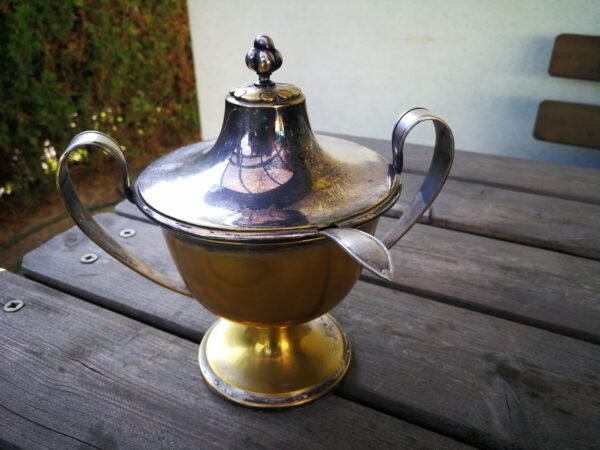 Cukrinė su šaukšteliu antikvarinė, sidabruota. Kaina 32