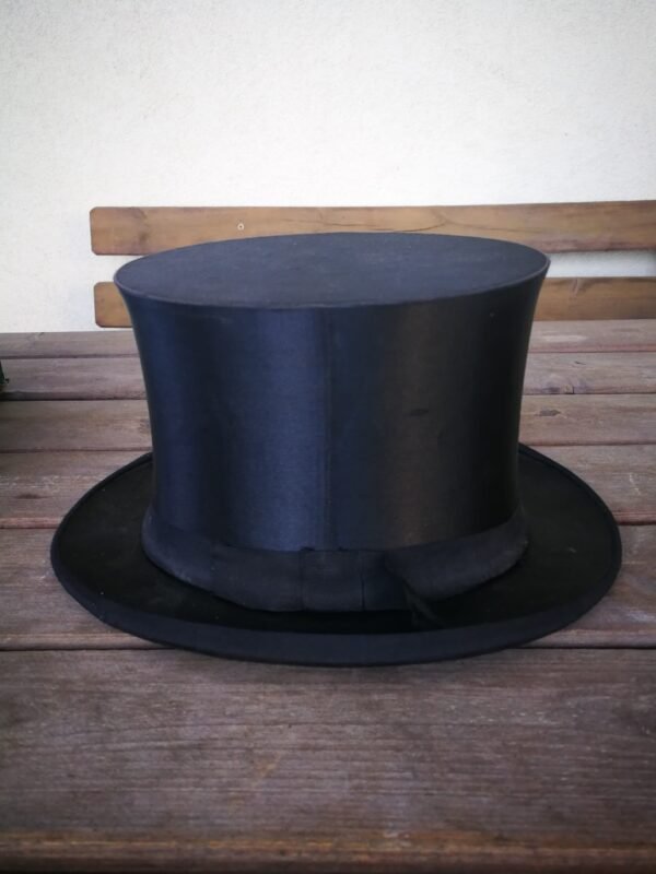 Cilindras-skrybėlė antikvarinis, sudedamas. Kaina 62