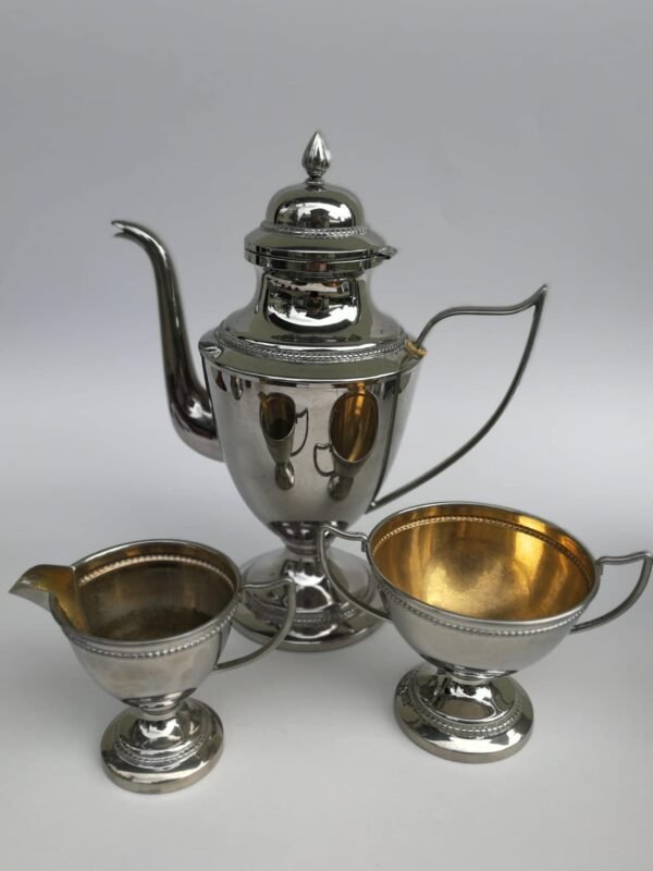 Komplektas antikvarinis, cukrinė, kavinukas - arbatinis, grietinėlės- pieno indas. Kaina 67