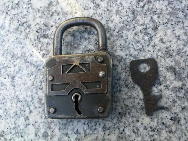 Spynelė antikvarinė lenkta anga ir raktu. Veikianti. Kaina 22