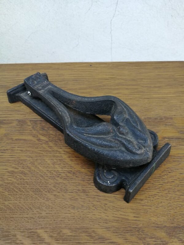 Durų belstukas špižinis (ketaus), masyvus. Kaina 32