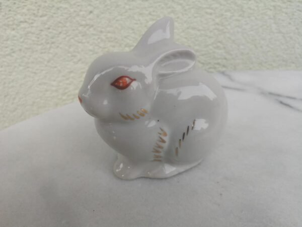 Statulėlė porcelianinė, tarybinė - kiškis. Kaina 7