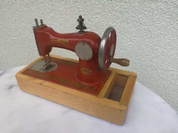 Siuvimo mašinėlė vaikiška, metalinė, tarybinė. Veikianti. Kaina 28
