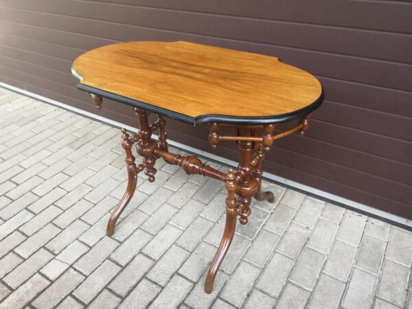 Stalas nedidelis, elegantiškas valgomojo, antikvarinis. Kaina 167