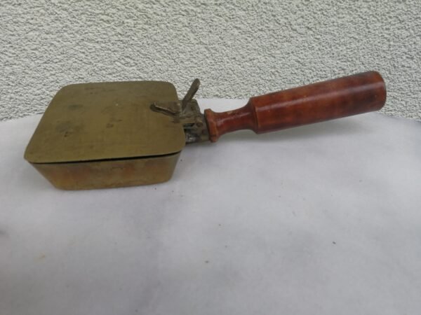 Peleninė, dėžutė nešiojama su dangteliu. Kaina 18