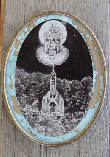 Antikvarinis abrozdas po stiklu. Kaina 27 Eur.