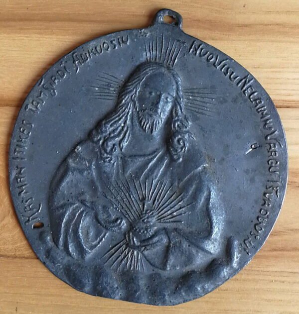 Prieskarine plakete Kas man itikes, tam sirdi aukuosiu Nuo visu nelaimiu vargu isvaduosiu.. Kaina 26