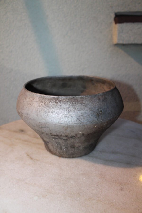 Puodyne, cegonas, aliumine senovine. Kaina 16 Eur.