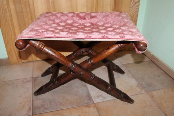 Kėdė, pufas sulankstomas, suglaudžiamas suolelis, antikvarinis. Kaina 48 Eur.