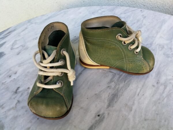 Vintaziniai vaikiski batukai. Kaina 21