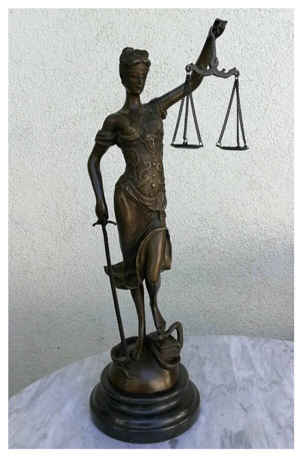 Statulėlė Teisingumo deivė - Temidė, bronzinė. Alois Mayer (1855-1939) originalios 1920 skulptūros reprodukcija. Pagaminta Prancūzijoje. Kaina 248