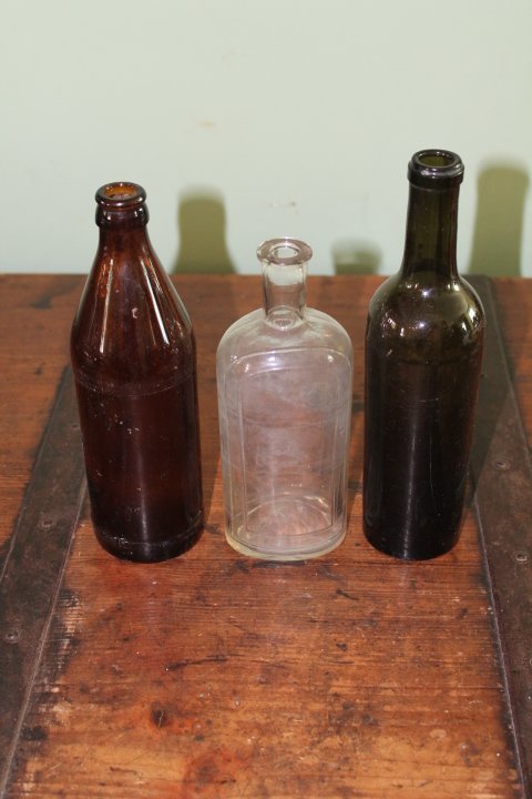 Seni buteliai. Kaina po 2 Eur.