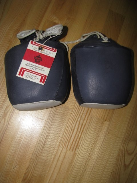 Bokso pirstines. Kaina 13 Eur.