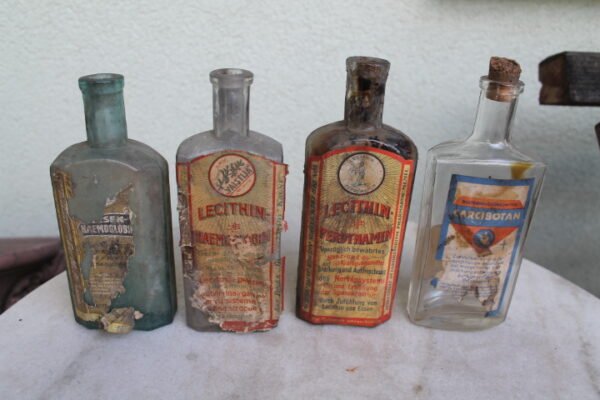 Tarpukario buteliai su vaistu etiketem. LIKO TIK PIRMAS.  Kaina 9