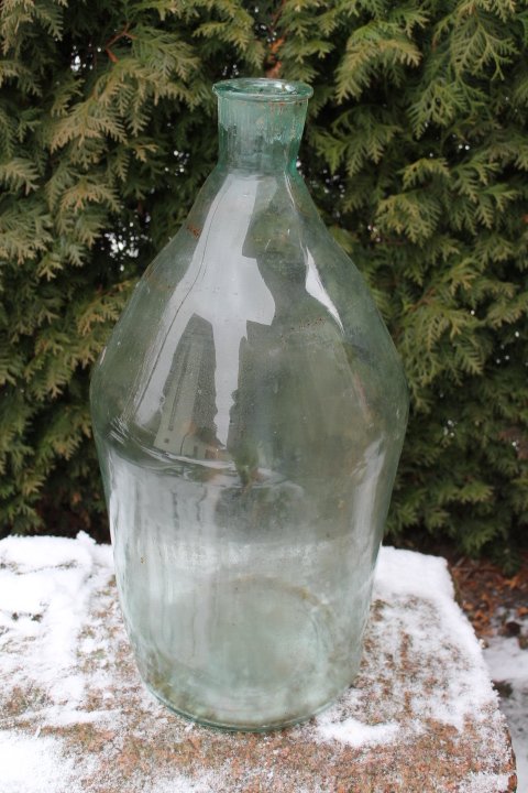 Senovinis didelis butelis. Kaina 42 Eur.