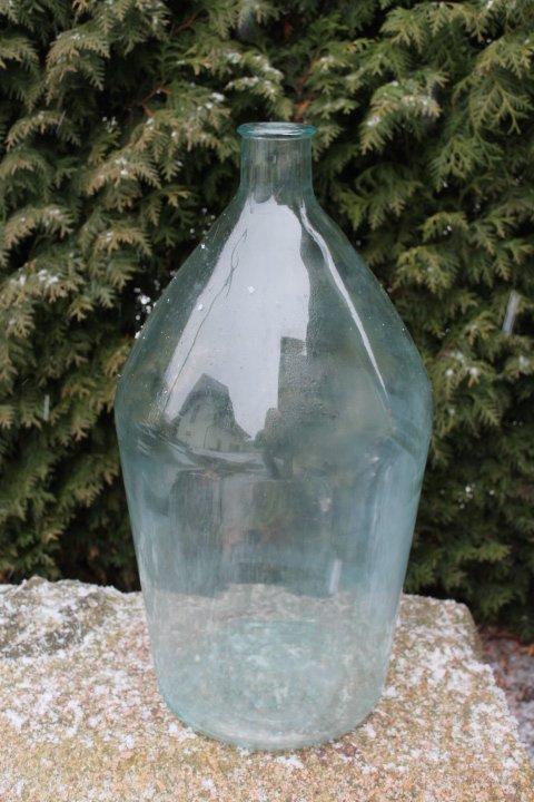 Senovinis didelis butelis. Kaina 42 Eur.