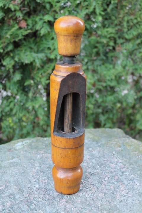 Kamščiakimšis antikvarinis medinis buteliams užkimšti. Kaina 23