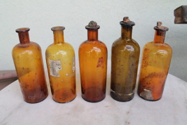 Prieskariniai vaistines buteliukai po 250 ml. PARDUOTAS PENKTAS. Kaina po 9 Eur.