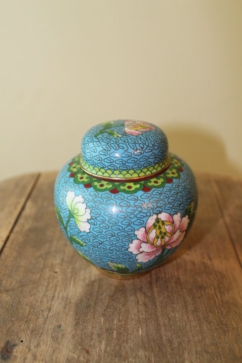 Vaza, urna su dangčiu, Cloisonne indas su dangteliu. Kaina 53 Eur.