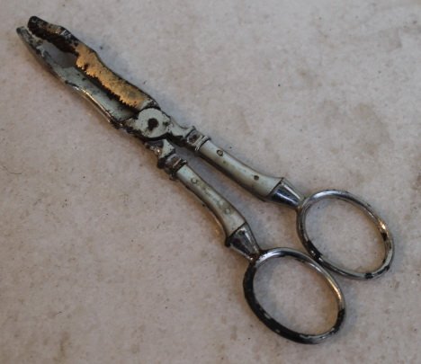 Žnyplės, žirklės cukrui antikvarinės, perlamutro rankenomis. Kaina 18