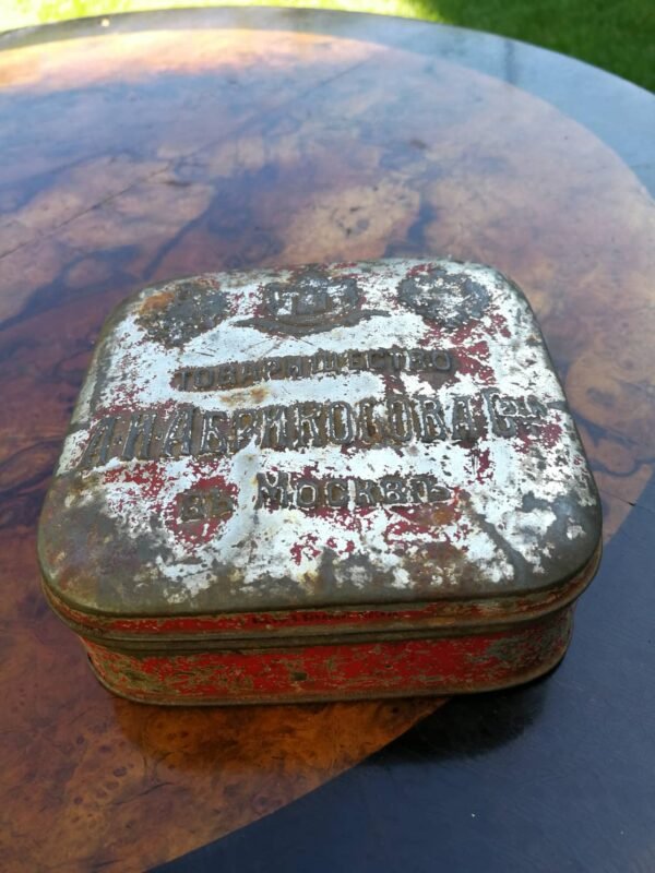 Dėžutė skardinė Caro laikų. Kaina 23