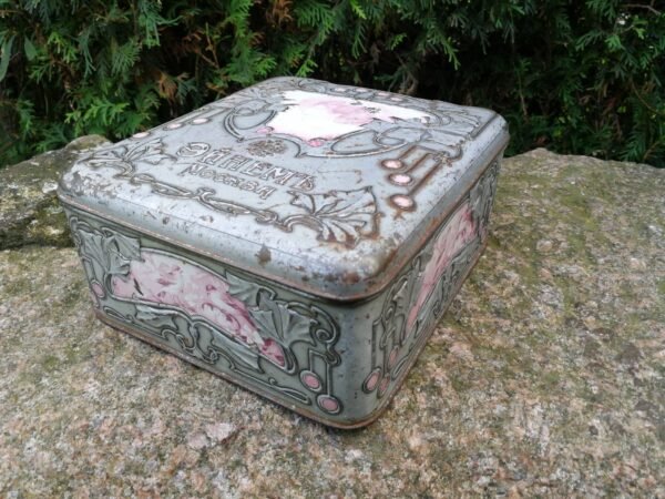 Dėžutė saldainių Carinės Rusijos. Kaina 82