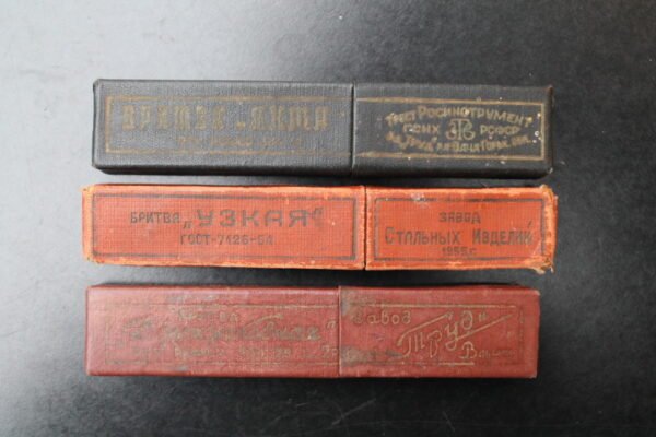 Tarybiniu skustuvu, britvu dezutes. Kaina po 3 Eur.