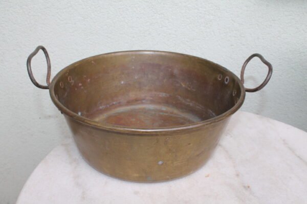 Dubuo žalvarinis su rankenomis. Kaina 52