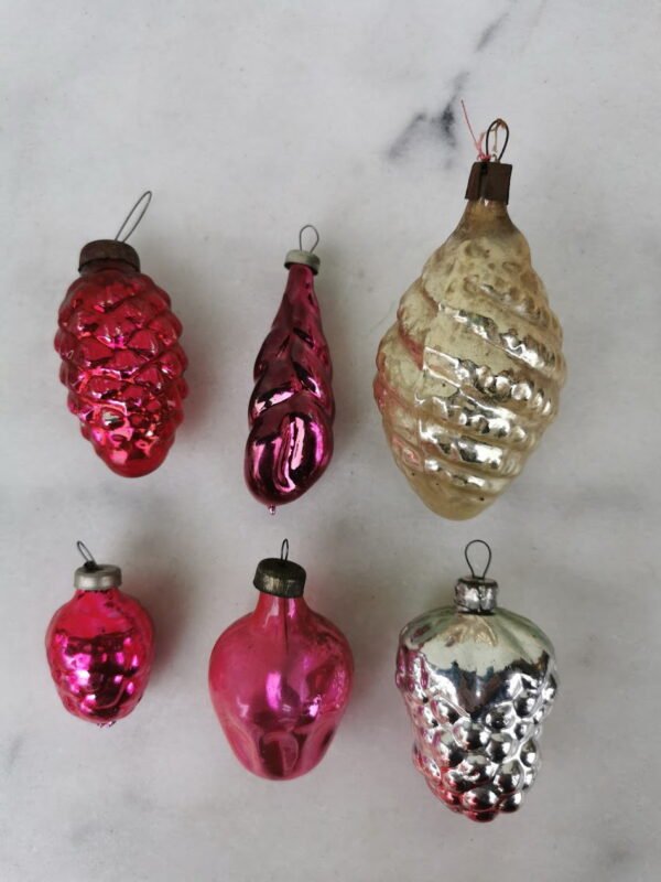 Eglutės žaisliukai stikliniai, figūriniai, tarybiniai. PARDUOTA I-oje eilėje pirmas, trečias, II-oje eilėje trečias. Kaina po 3