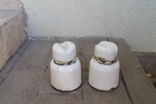 Izoliatoriai keramikiniai, antikvariniai. Kaina po 3 Eur.