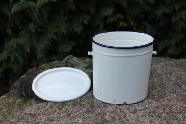 Emaliuotas indas su dangciu. Kaina 14 Eur.