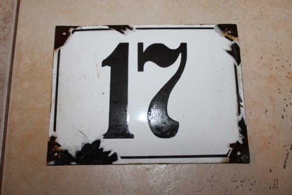 Antikvarinis emaliuotas skardinis namo numeris. Kaina 21 Eur.