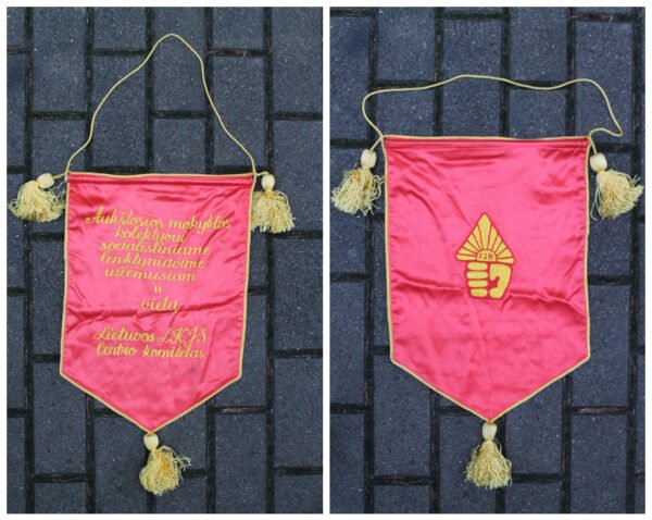 Gairelė Aukštosios mokyklos kolektyvui socialistiniame lenktyniavime užėmusiam II vieta. Lietuvos LKJS Centro komitetas sovietinė, tarybinių laikų. Kaina 36