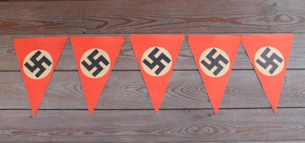 Originalios Trecio Reicho popierines gaireles. 5 vnt., sujungtos. lot of five original Third Reich double sided paper pennants. Kaina 217 uz viska.
