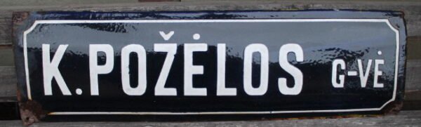 Iškaba, lentelė, emaliuotas pokario laikų gatvės pavadinimas. K. POŽĖLOS G-VĖ. Kaina 42 Eur.