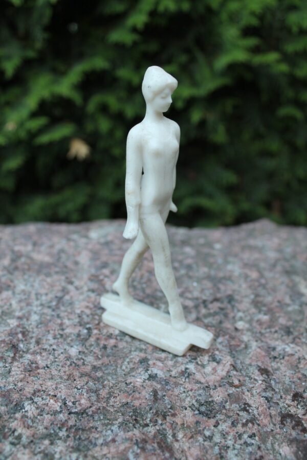 Tarybine gimnastes statulele. Kaina 16 Eur.