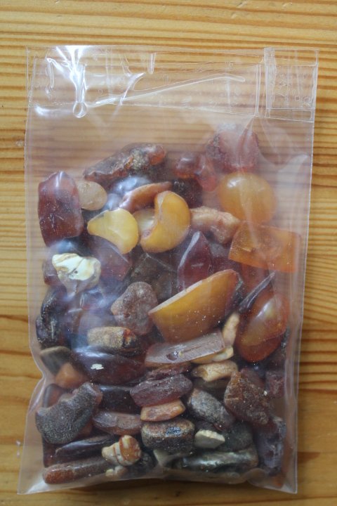 Neskaidraus gintaro gabaleliai. Kaina 47 Eur.