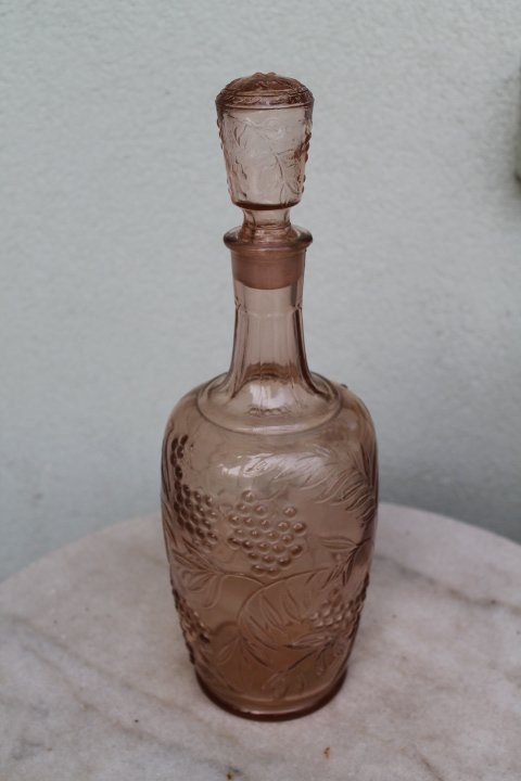 Grafinas rausvo stiklo su reljefinėmis vynuogėmis, sovietinis, tarybinių laikų. Kaina 28