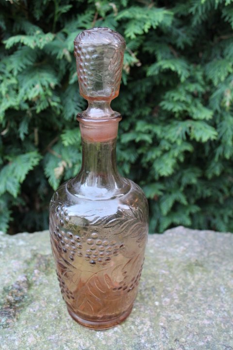 Grafinas rausvo stiklo su reljefinėmis vynuogėmis, sovietinis, tarybinių laikų. 2 vnt. Kaina po 33