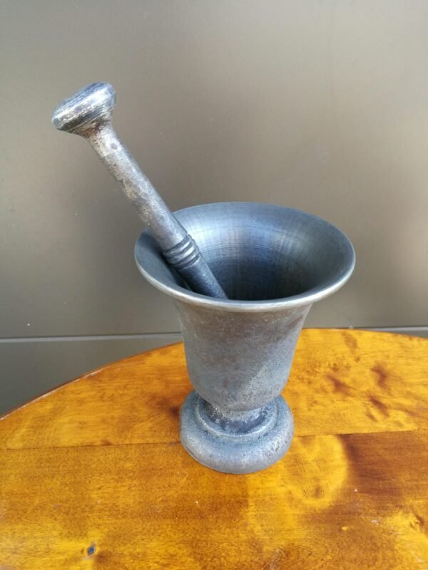 Grūstuvė antikvarinė, sunki. Kaina 32