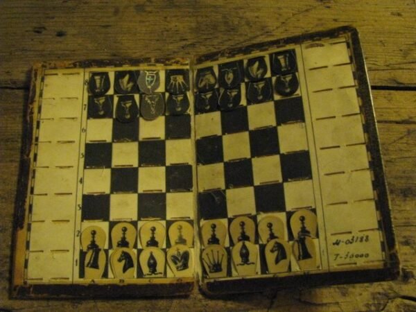 Atidaryti. Kaina 16 Eur.