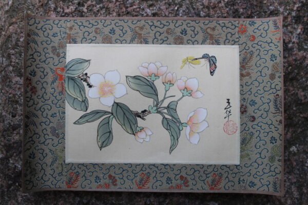 Paveikslėlis, Hand-painting. Made in China. Rankų darbas, Kinija. Šilkas, popierius, tapyba. Ženklintas. Dydis: 15 X 22 cm. Kaina 13 Eur.