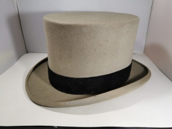 Cilindras-skrybėlė antikvarinė, angliška. Kaina 73
