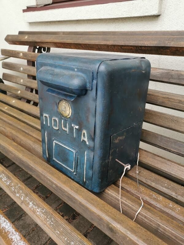 Pašto dėžė tarybinių, sovietinių laikų su bronziniu LTSR herbu. Kaina 237